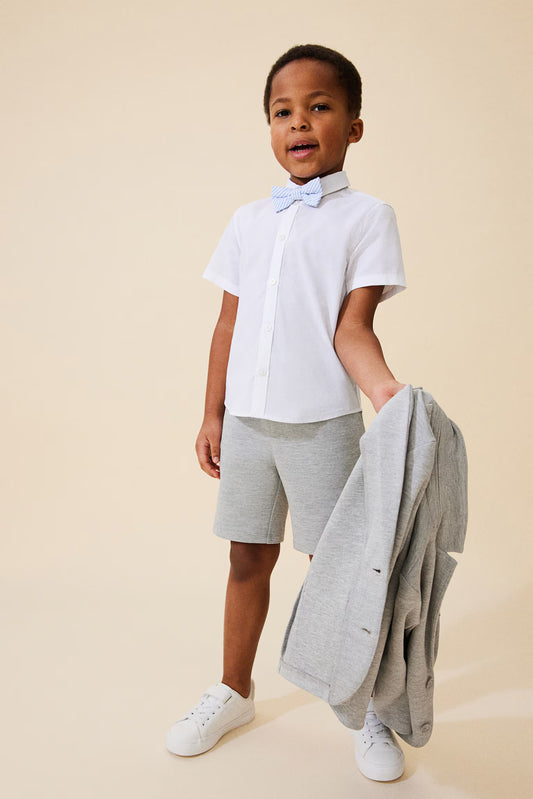 Camia blanca con corbata