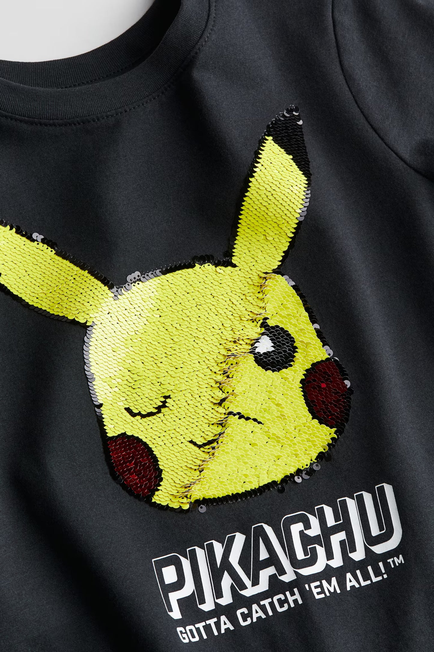 Polera pokemon con lentejuelas