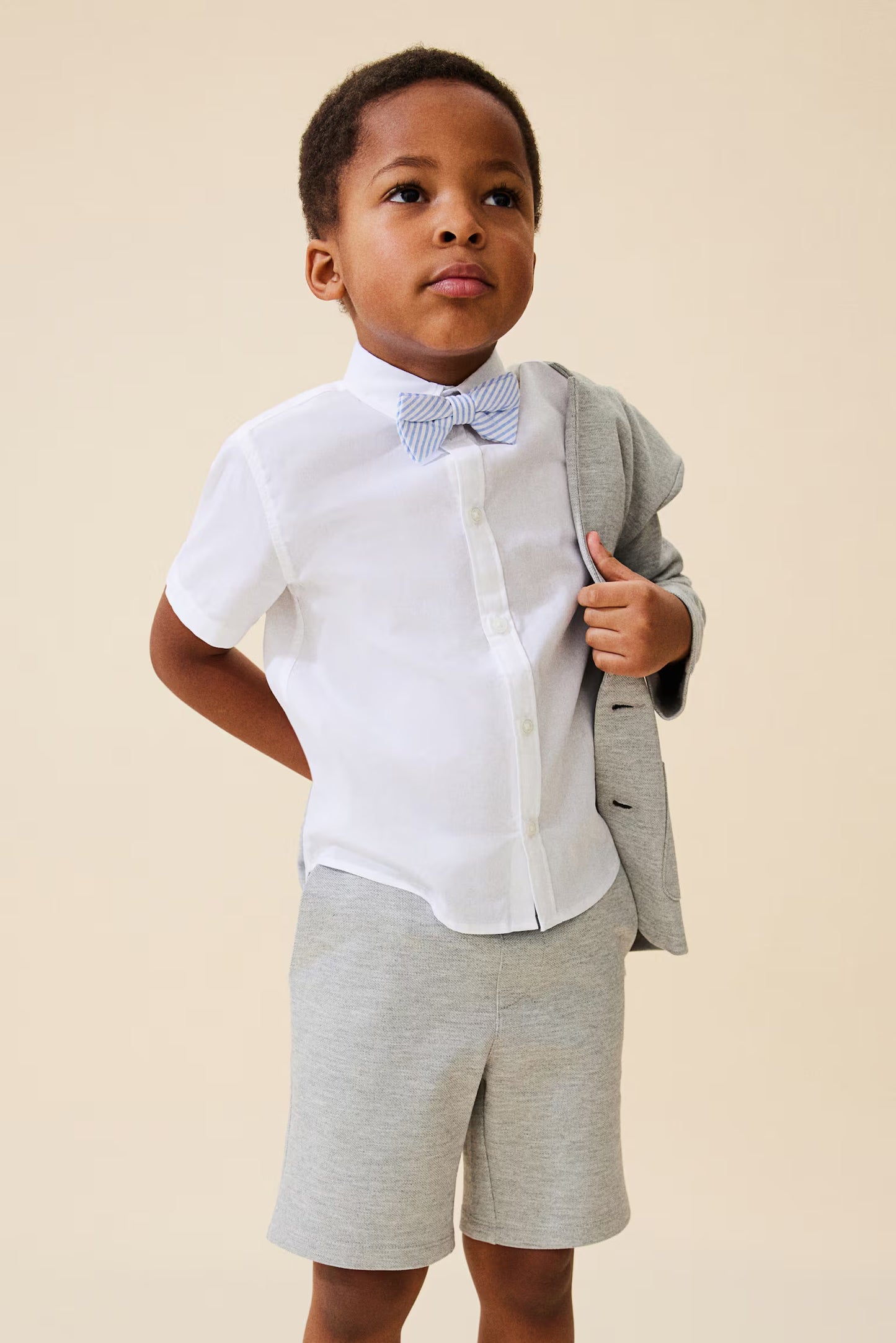 Camia blanca con corbata