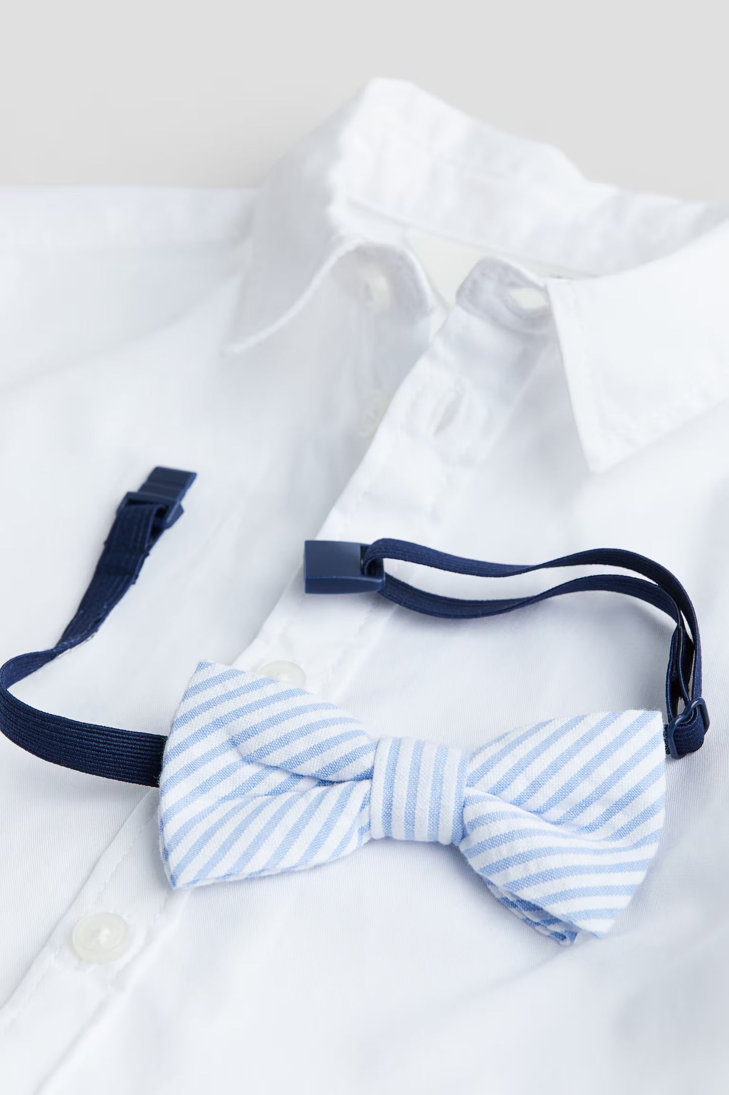 Camia blanca con corbata