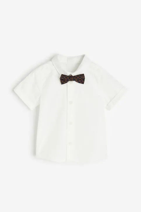 Camisa blanca con corbata