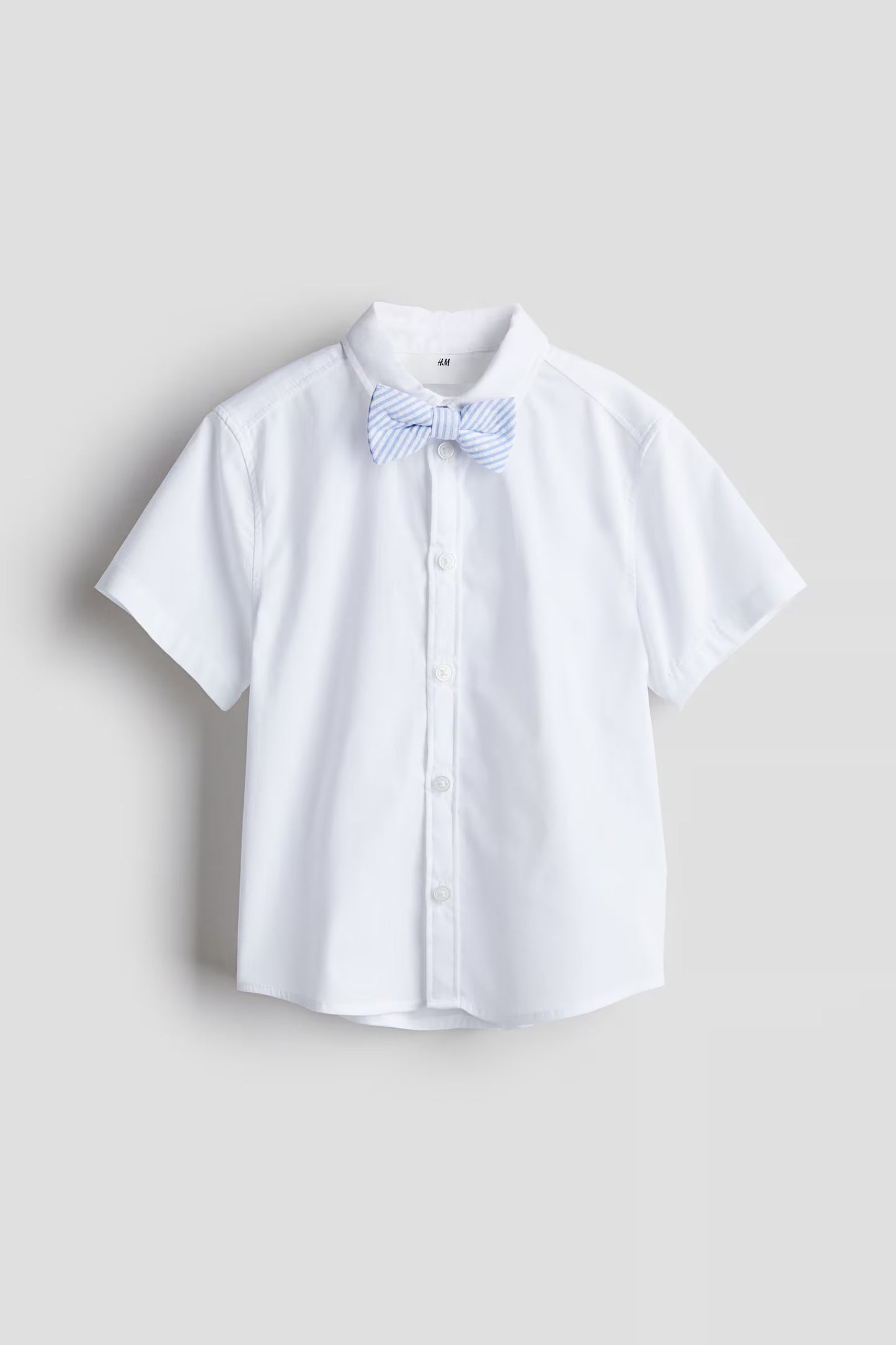 Camia blanca con corbata